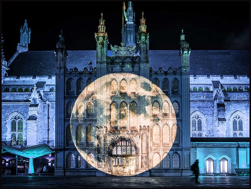 Projektionsvideo-Mapping auf die Kirche
