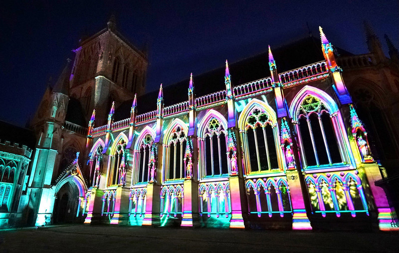 Atemberaubende Video-Mapping-Projektion auf eine Kathedrale