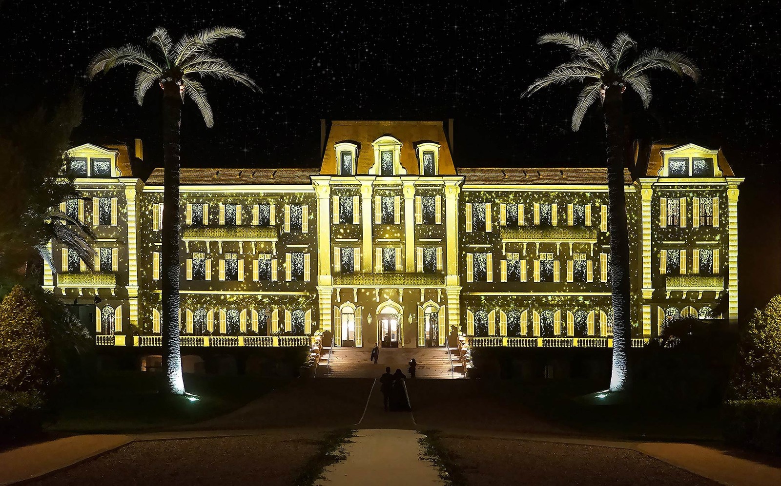 Video-Mapping auf die Fassade des großen Palastes