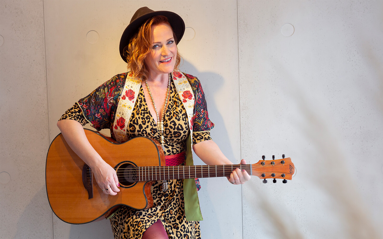 Jolie - Singer Guitarist