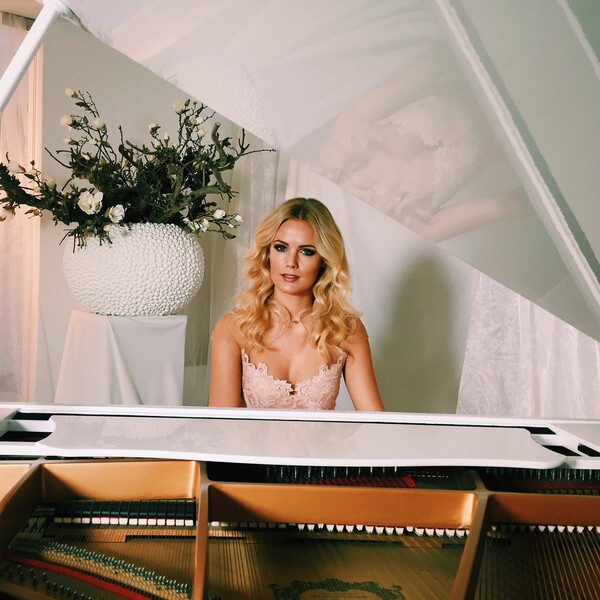 Myke - Singer Pianist & DJ