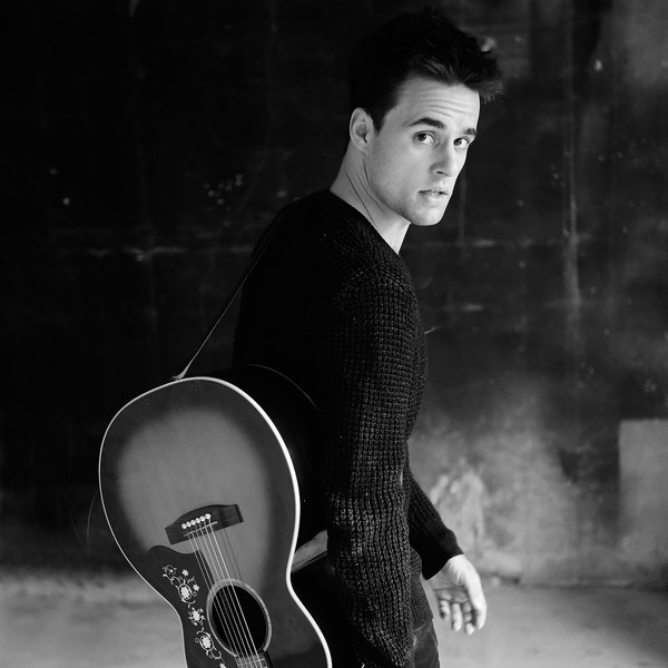 Dennis - Acoustic Guitarist Singer